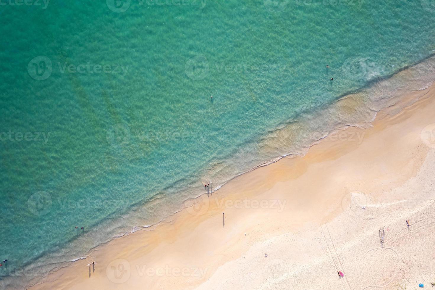 vista aerea spiaggia sabbiosa e onde persone che si rilassano sulla spiaggia bellissimo mare tropicale al mattino stagione estiva immagine da vista aerea ripresa del drone, vista dall'alto dall'alto onde del mare foto