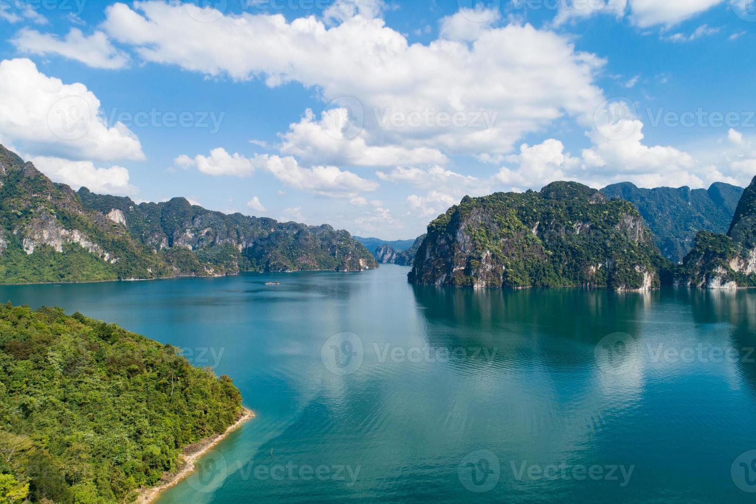 vista aerea drone del picco di montagna tropicale in tailandia bellissime isole dell'arcipelago tailandia montagne panoramiche sul lago nel parco nazionale di khao sok incredibile natura paesaggio foto