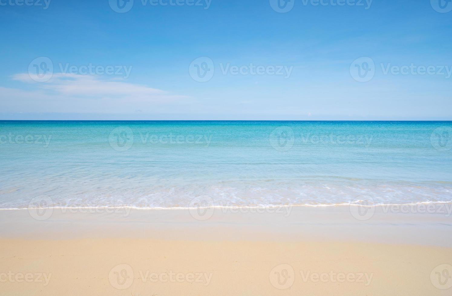 spiaggia sabbiosa tropicale con sfondo blu cielo mare estivo a phuket thailandia foto