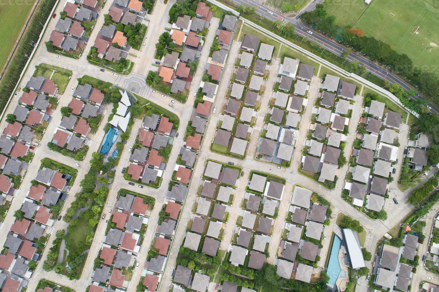 nuovo sviluppo immobiliare. veduta aerea di case residenziali e strade carrabili durante un tramonto autunnale o all'alba. case fitte. vista dall'alto su case private a phuket thailandia foto