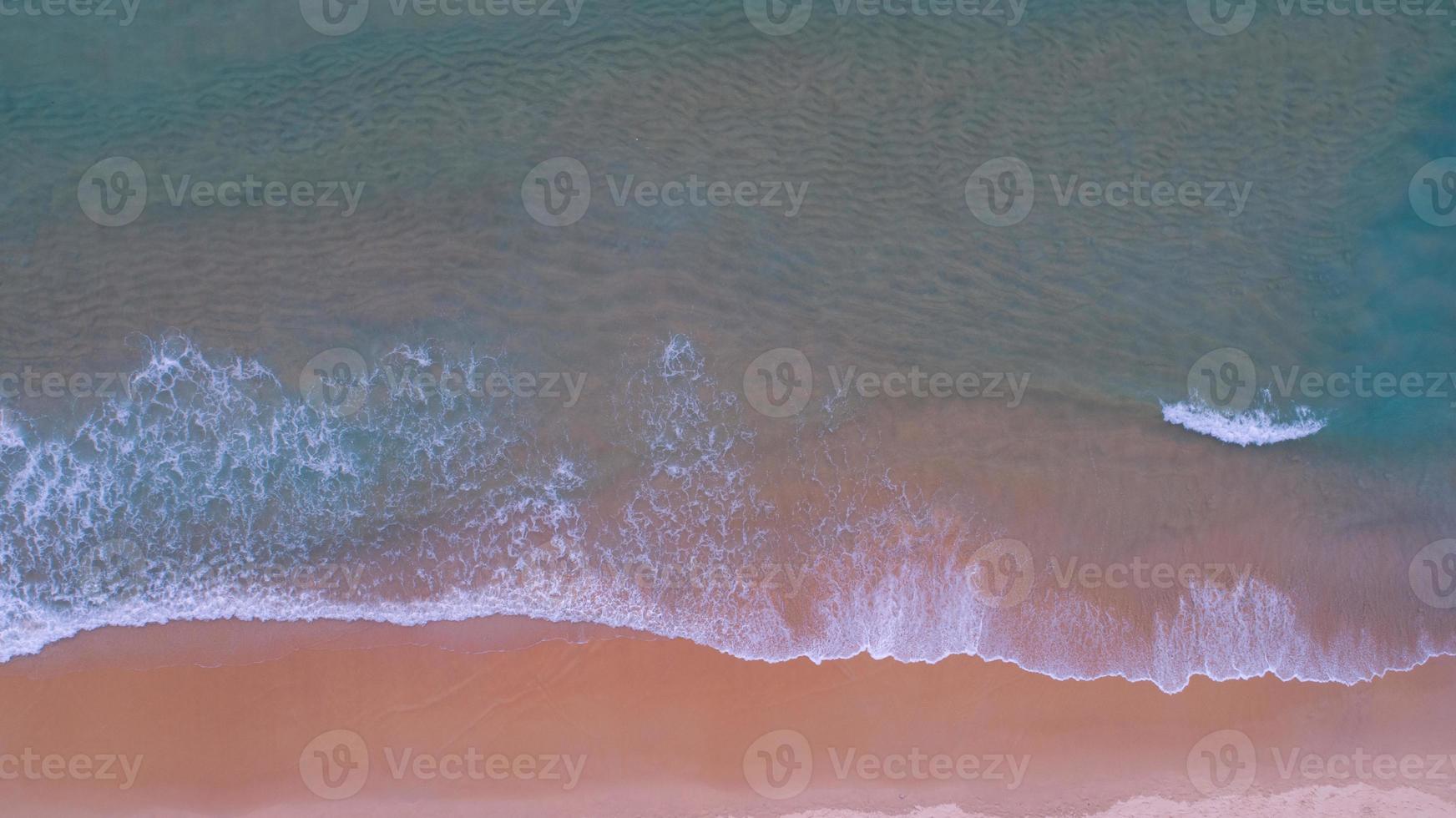 vista aerea del mare e della spiaggia di sabbia al tramonto o all'alba incredibile onda che si infrange sulla riva sabbiosa spiaggia di sabbia rosa bella per le vacanze estate sfondo tropicale immagine della destinazione dalla fotocamera del drone. foto