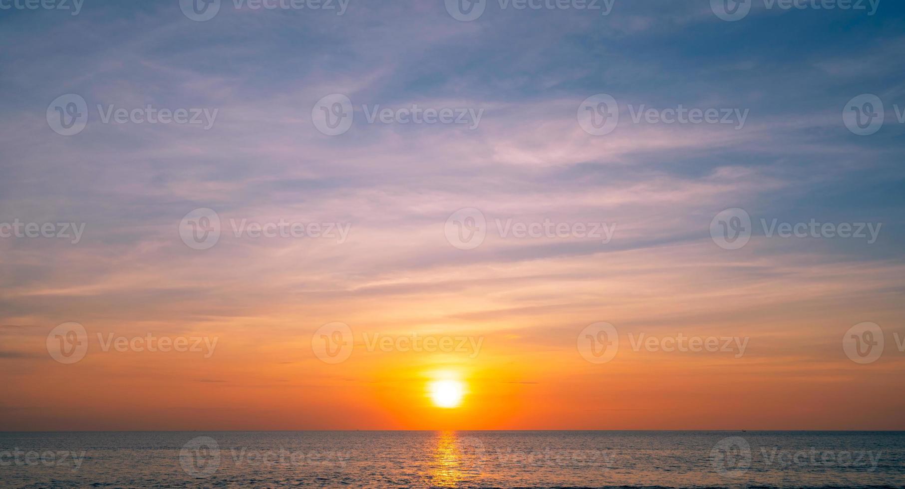 maestose nuvole nel cielo tramonto o alba sul mare bellissimo paesaggio nuvoloso luce straordinaria della natura sfondo del paesaggio. foto