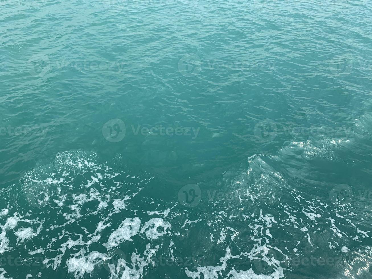 superficie dell'oceano blu con sfondo a onda a bolle foto