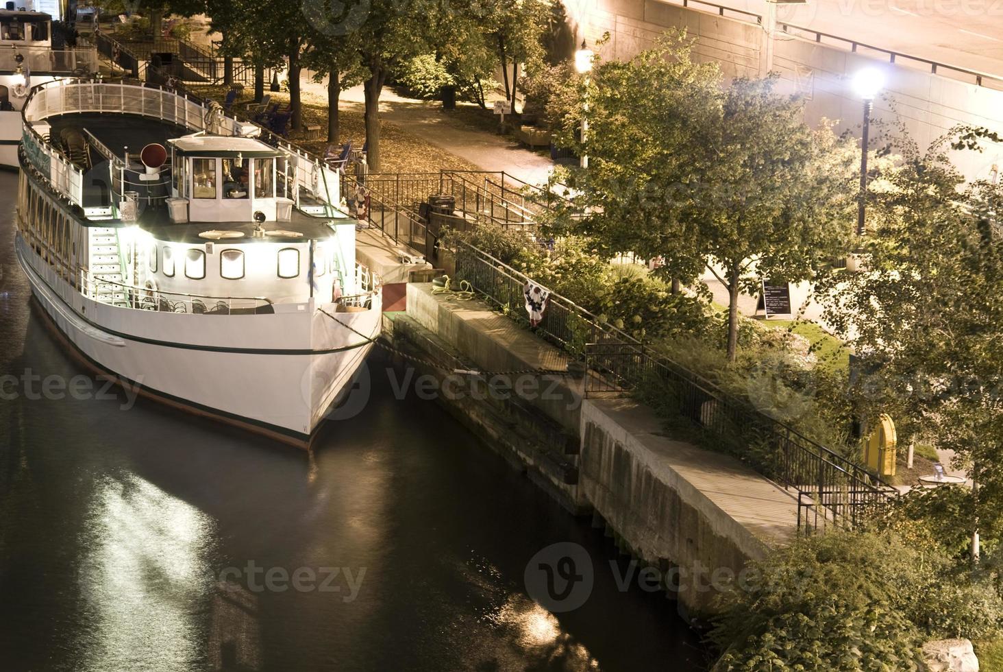 barca sul fiume chicago nella notte foto