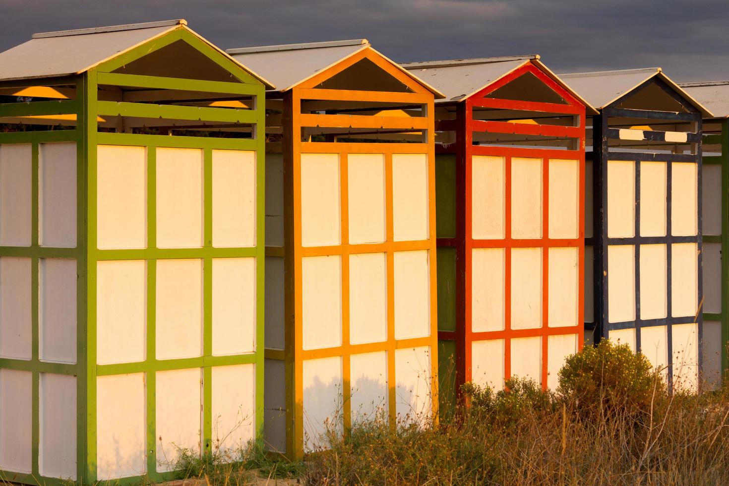 cabine balneari multicolori sulla costa brava presso la spiaggia di sant pol, sant feliu de guixols foto