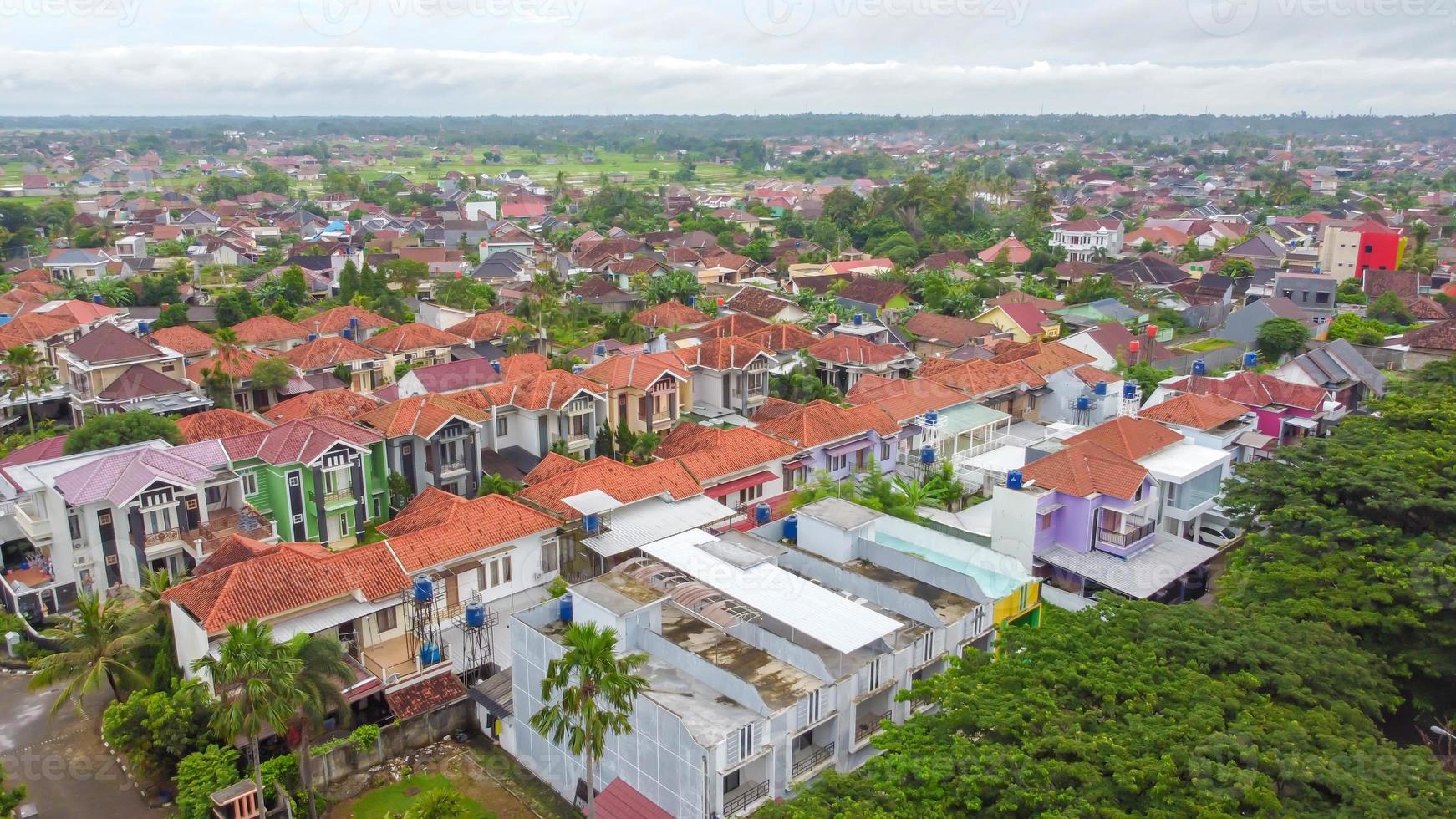 vista aerea del drone del quartiere suburbano indonesiano foto