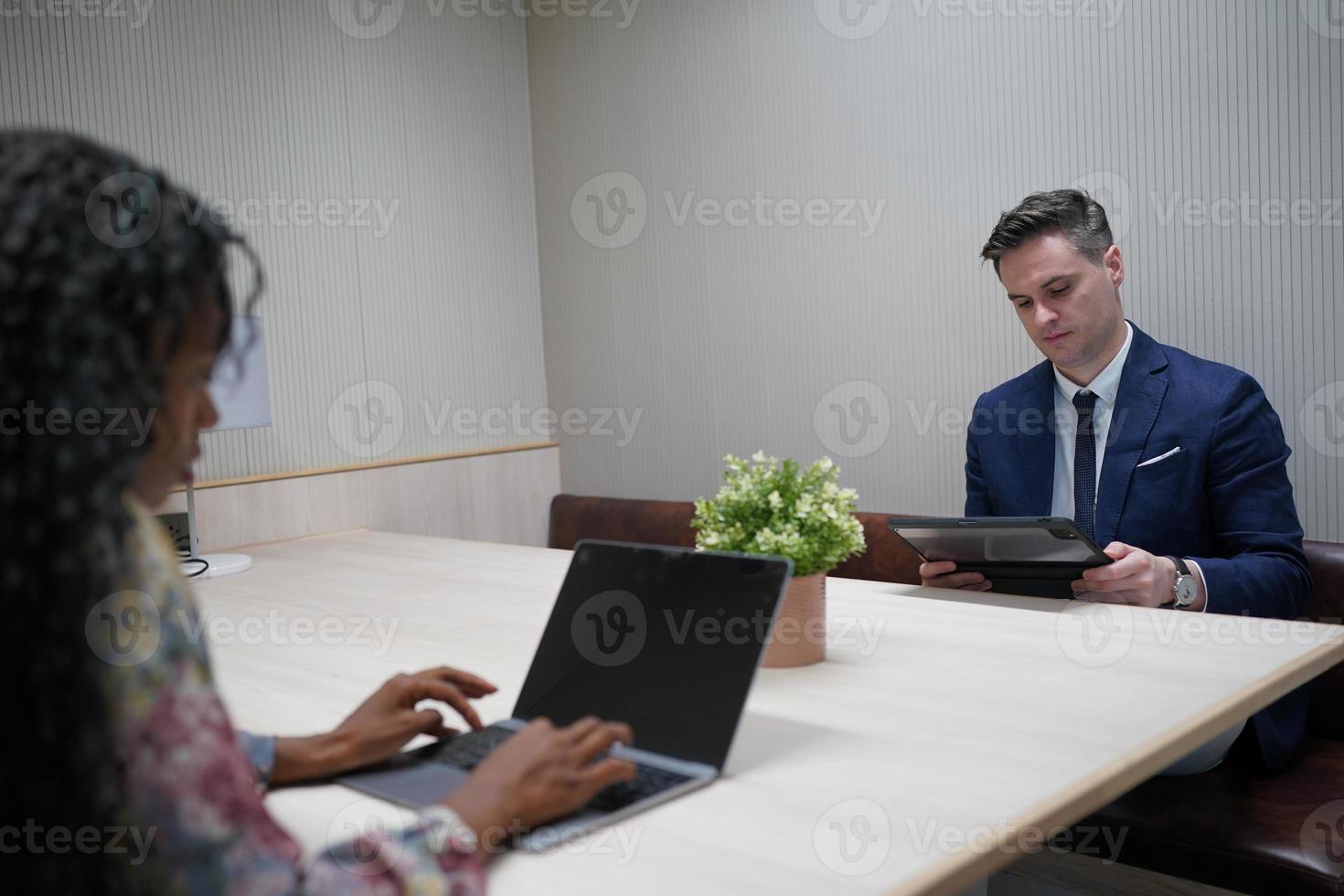 colleghi di lavoro, colleghi di lavoro che discutono di dati di lavoro e lavorano insieme in ufficio. imprenditori che collaborano foto