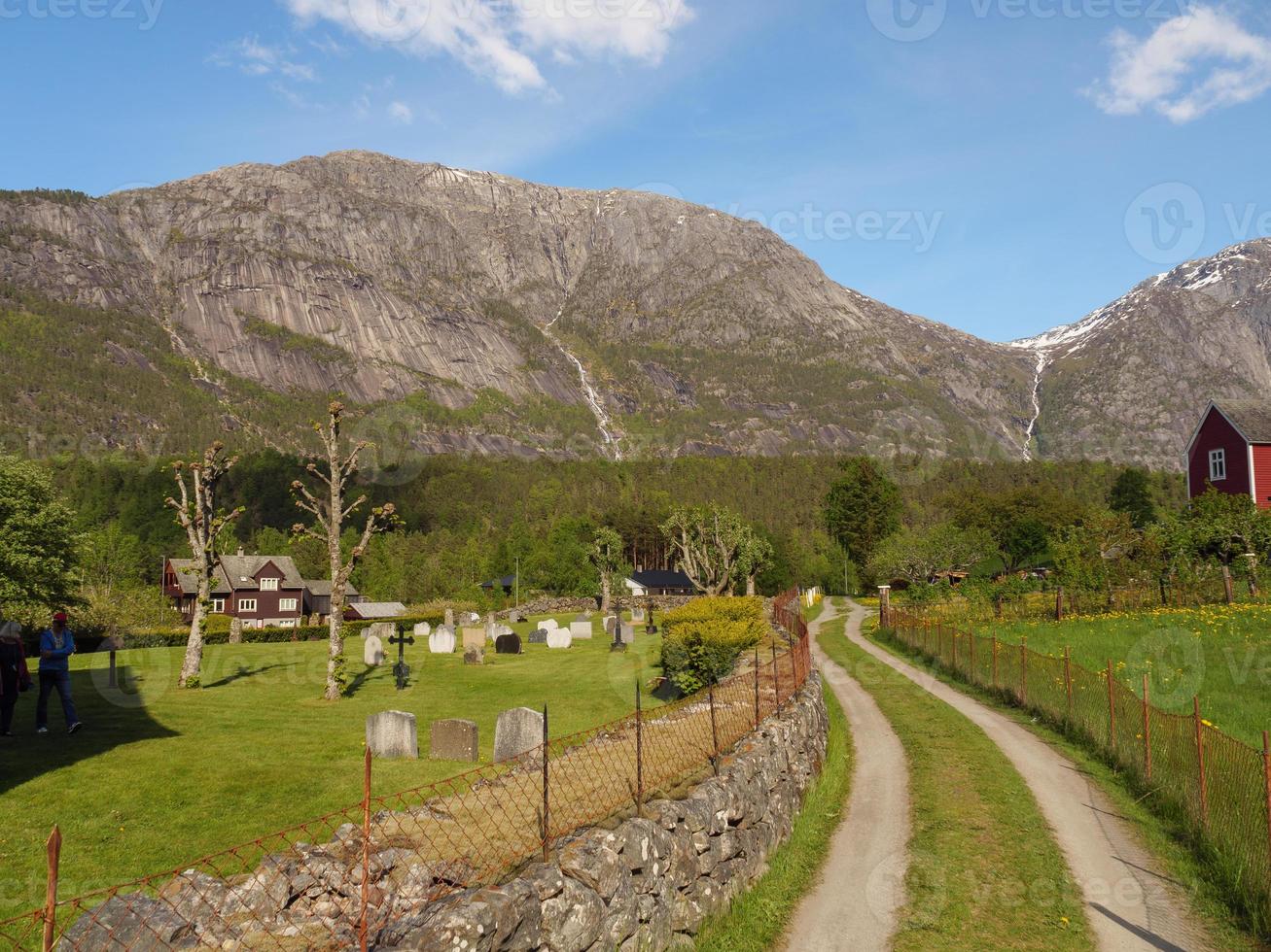 il piccolo villaggio eidfjord nell'hardangerfjord norvegese foto