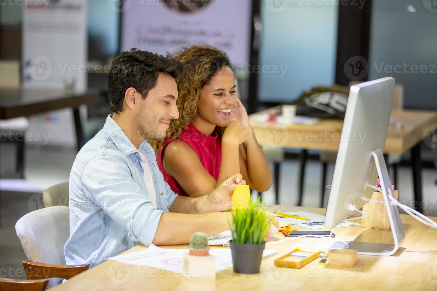 uomini d'affari multirazziali che lavorano su un nuovo piano di marketing di progetto, incontrandosi all'interno dell'ufficio moderno. foto