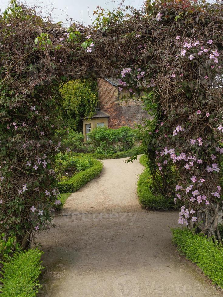 giardino e costa vicino a Newcastle in Inghilterra foto