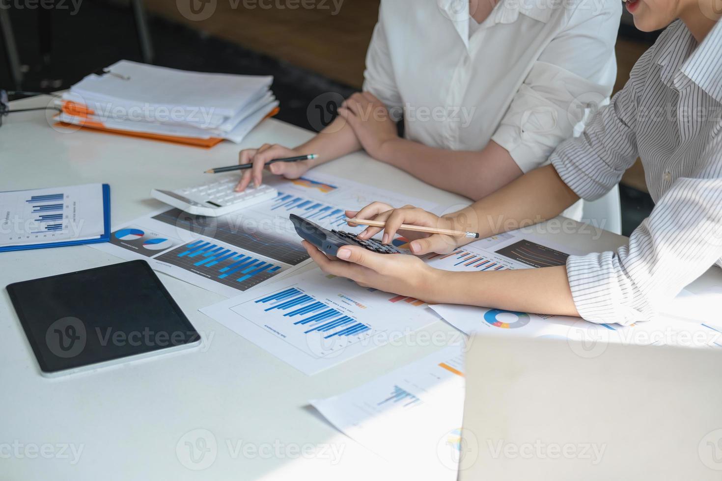 marketing, finanza, contabilità, pianificazione, team di donne d'affari ed economiste utilizzano calcolatrici, computer e documenti grafici per trarre profitto dall'azienda. foto