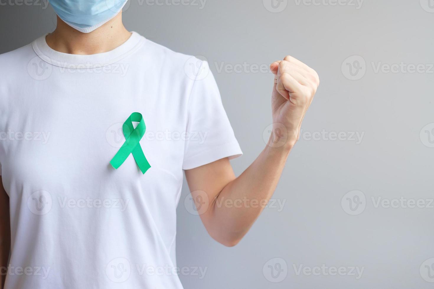 settembre mese di sensibilizzazione sul cancro ovarico, donna con il colore del nastro verde acqua per sostenere le persone che vivono e la malattia. concetti di assistenza sanitaria e giornata mondiale del cancro foto