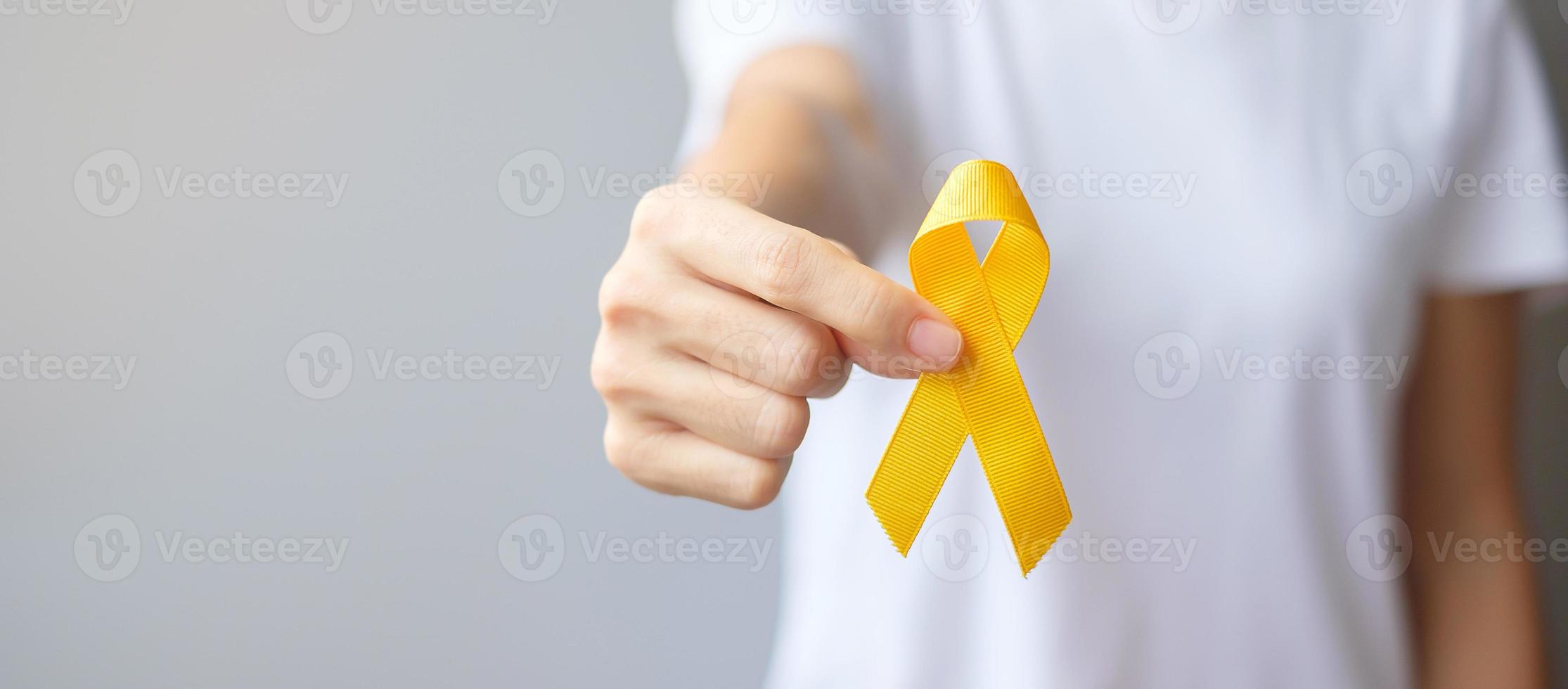 giornata di prevenzione del suicidio, sarcoma, mese di sensibilizzazione sul cancro alle ossa, alla vescica e all'infanzia, nastro giallo per sostenere le persone che vivono e le malattie. concetto di assistenza sanitaria per bambini e giornata mondiale del cancro foto