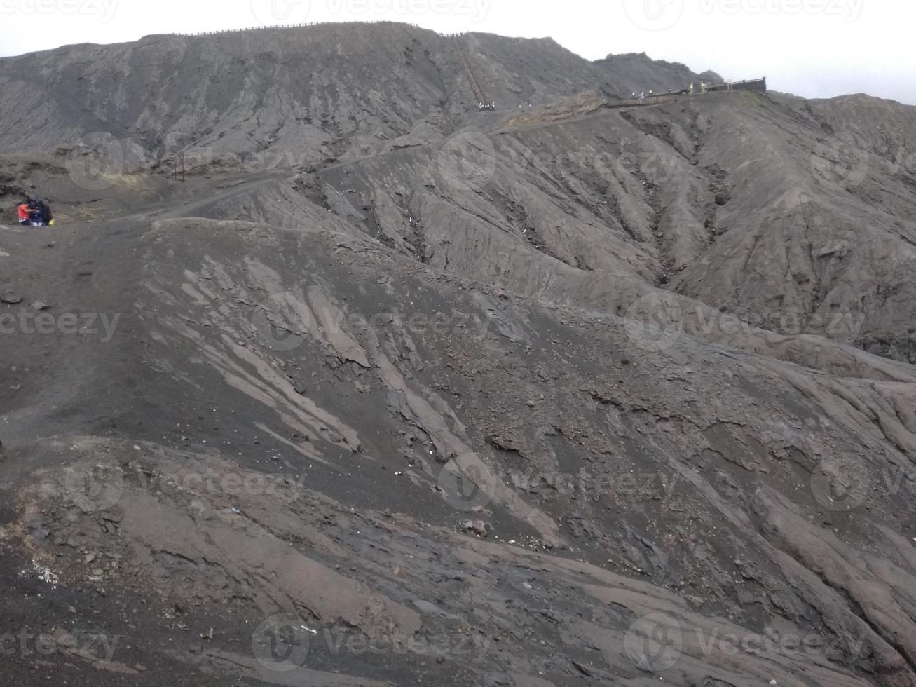 il monte bromo, è un vulcano attivo e fa parte del massiccio del tengger, a java orientale, indonesia foto