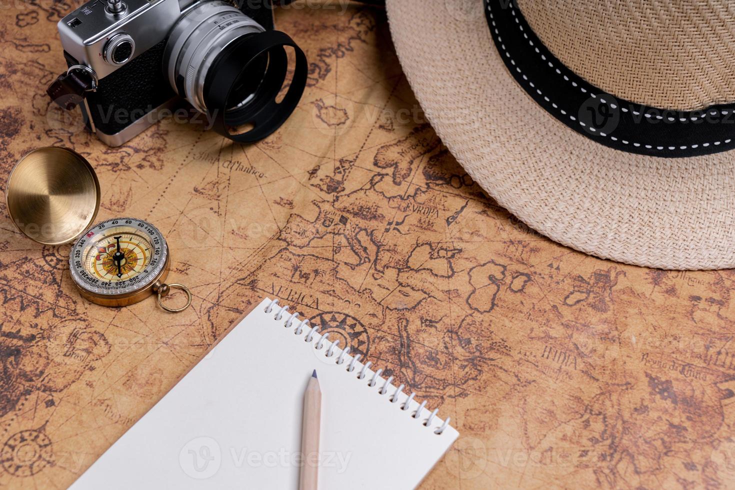 bussola e accessori sulla mappa per la pianificazione del viaggio foto
