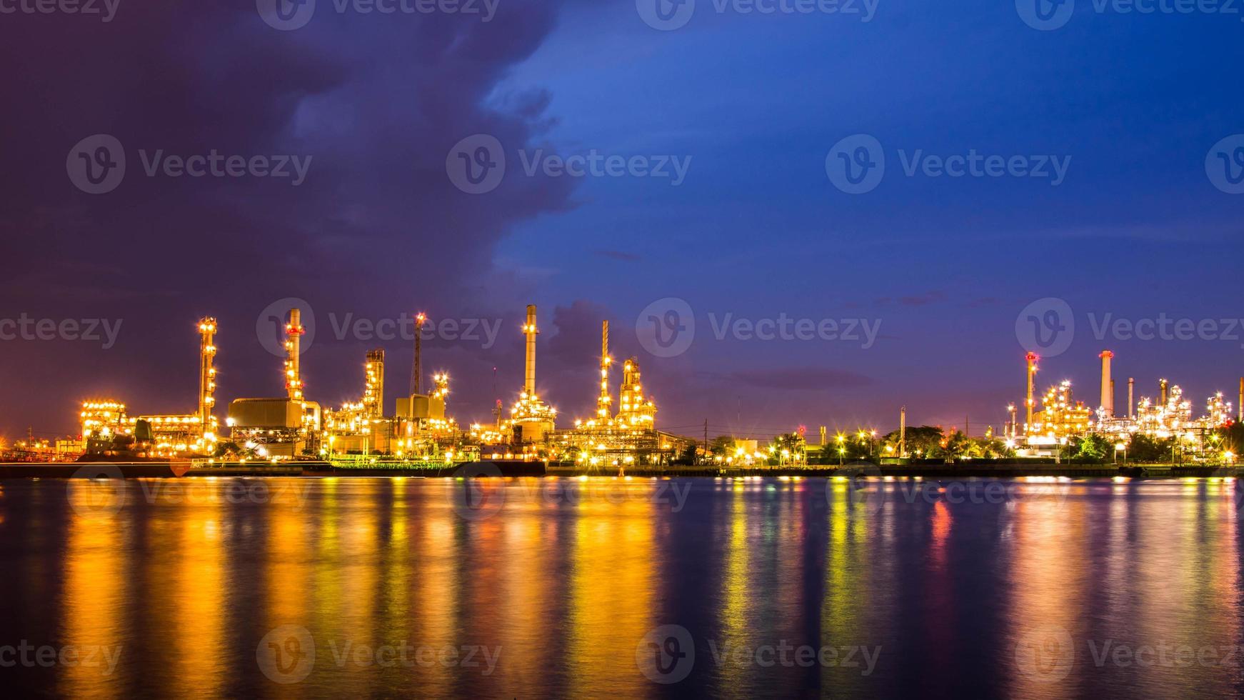 raffineria di petrolio di notte, fiume chao phraya, tailandia foto