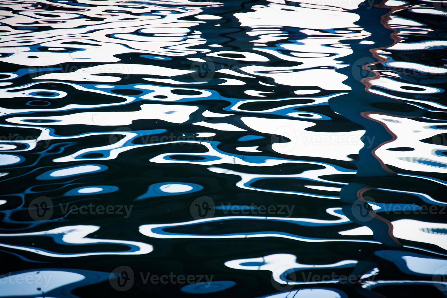 superficie dell'acqua con riflessi di luce scintillante foto