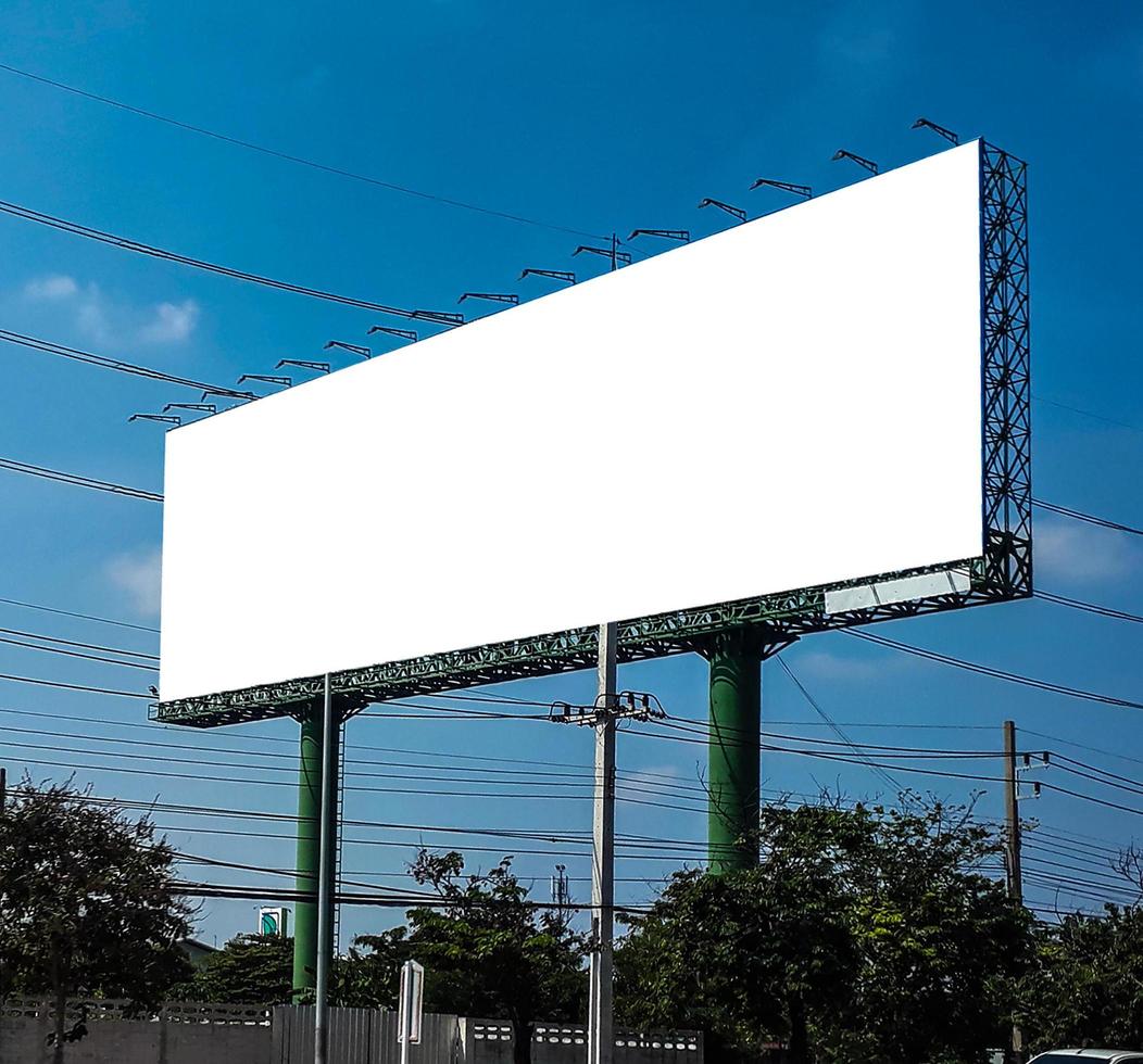 cartellone bianco sulla strada foto