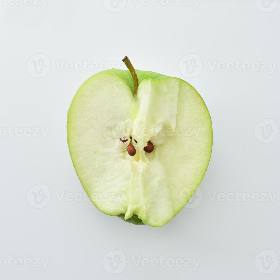 mezza mela verde su sfondo bianco foto