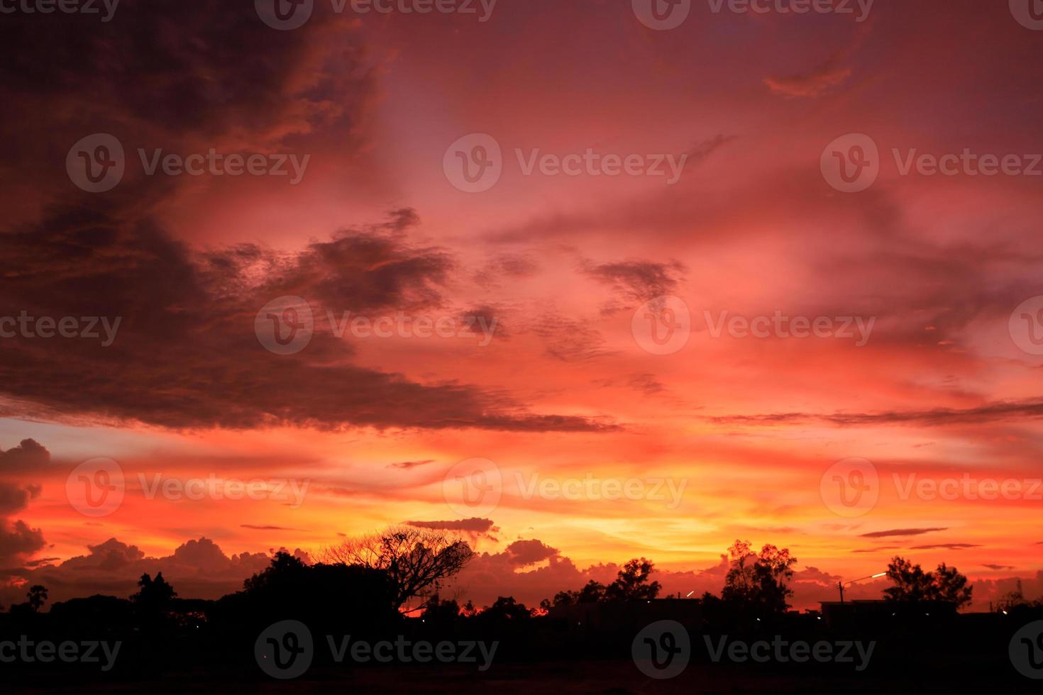 il cielo colorato è bellissimo la sera. foto