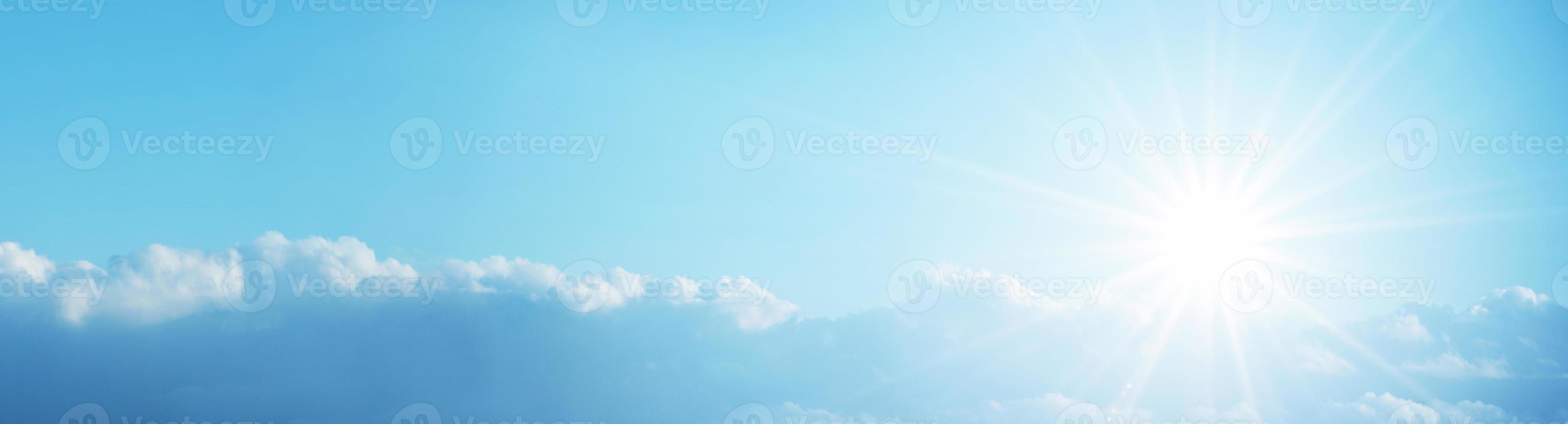 cielo blu durante una giornata di sole con luce solare. foto