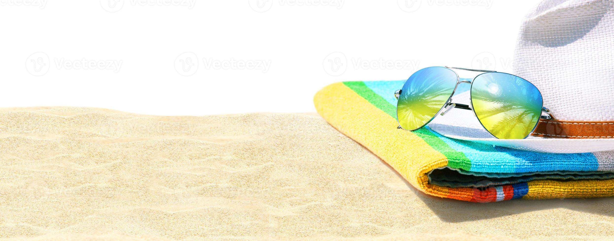 sfondo spiaggia tropicale estiva con occhiali da sole e cappello. foto