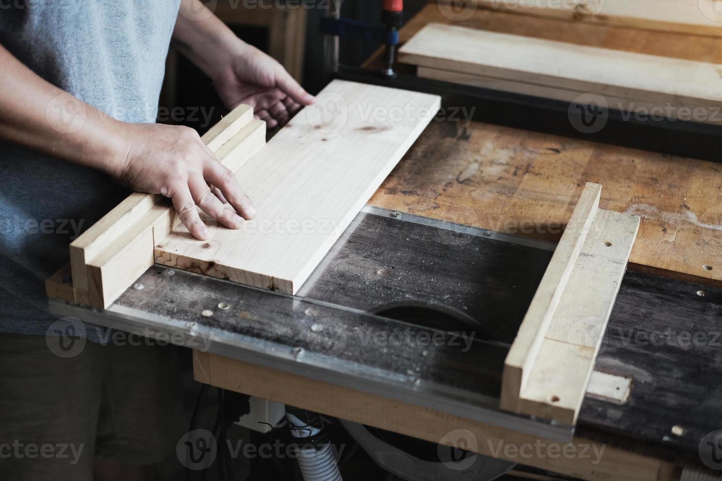 i professionisti della lavorazione del legno usano lame per seghe per tagliare pezzi di legno per assemblare e costruire tavoli in legno per i loro clienti. foto