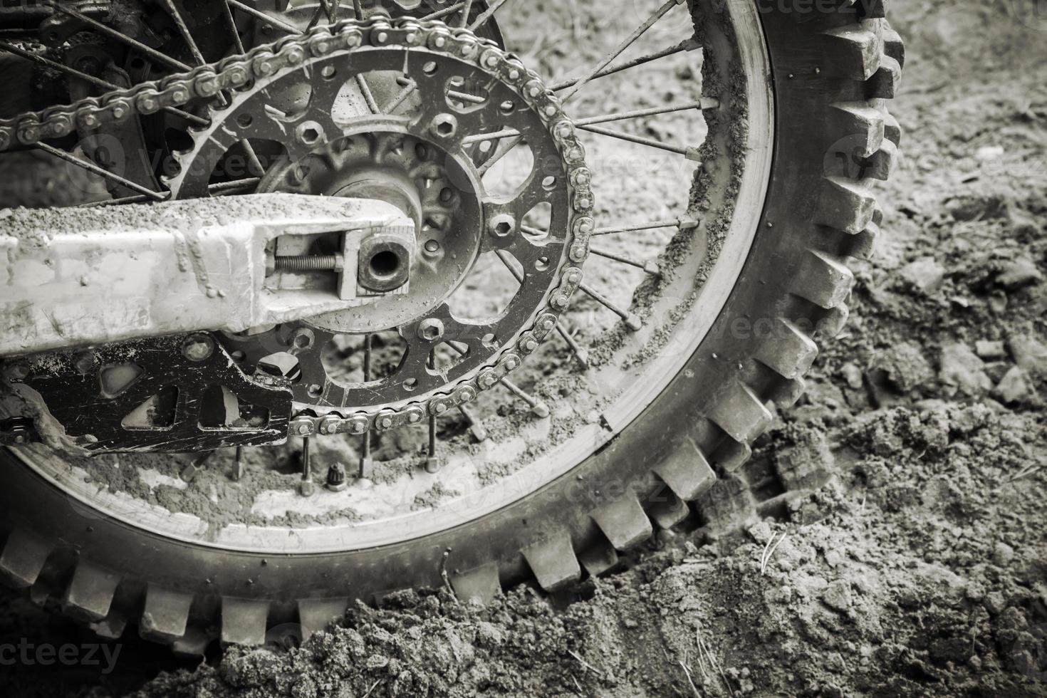 ruota posteriore della bici sportiva su strada sporca di motocross foto