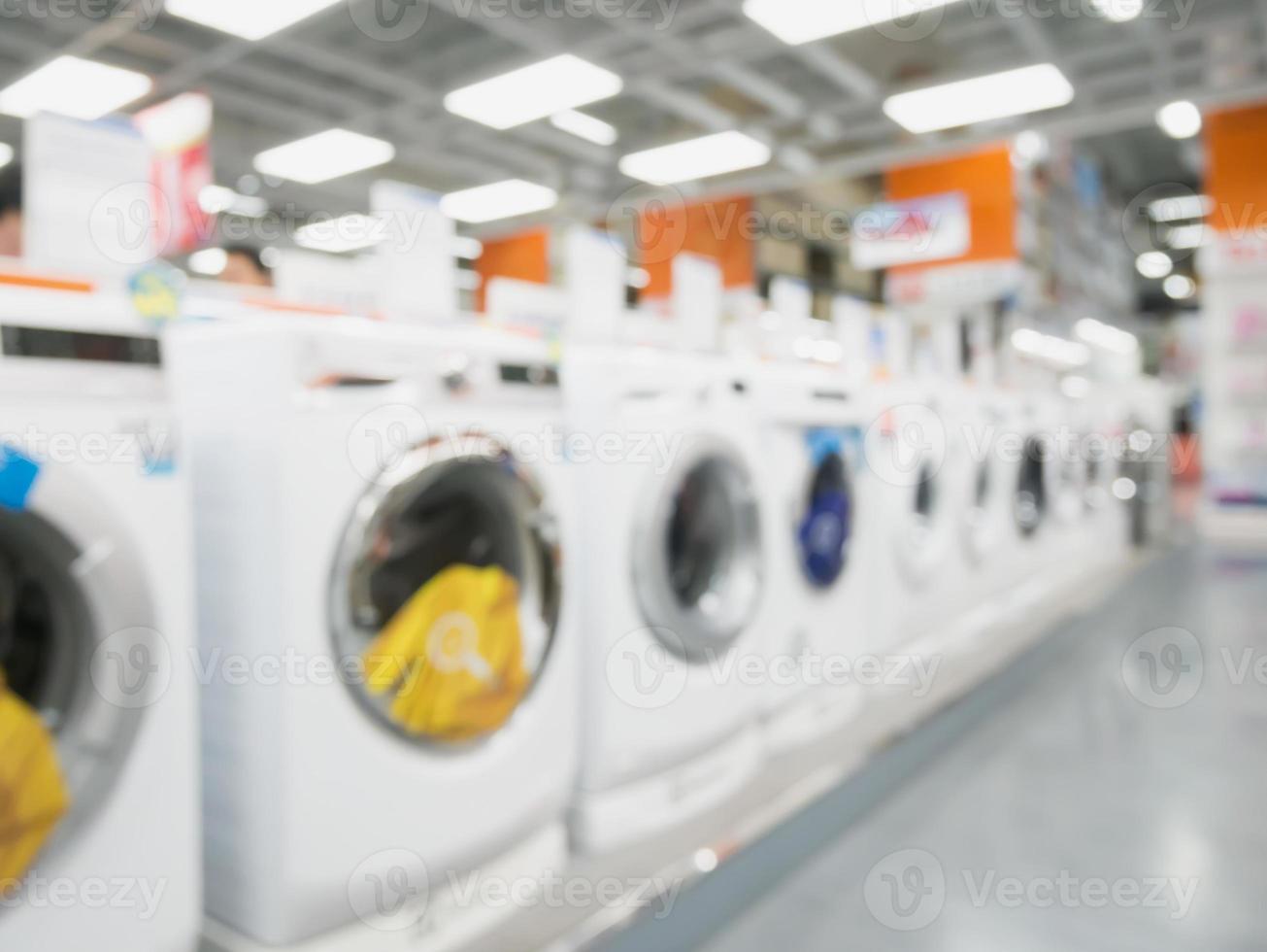 negozio di elettronica con lavatrici sfondo sfocato foto