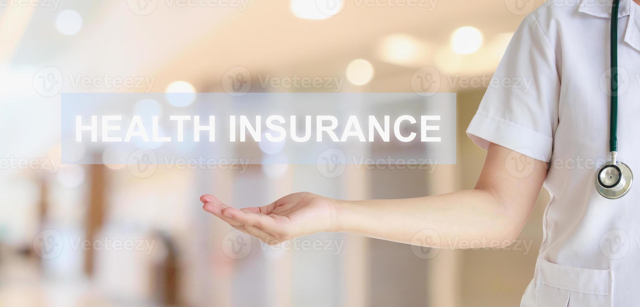 medico femminile che mostra il testo dell'assicurazione sanitaria con sfocatura dello sfondo della stanza d'ospedale concetto sanitario foto