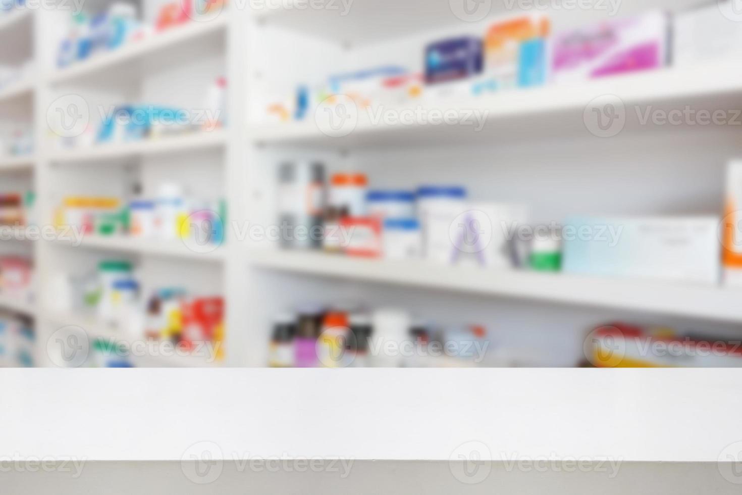 tavolo da banco farmacia farmacia con sfondo astratto sfocato con prodotti medicinali e sanitari sugli scaffali foto