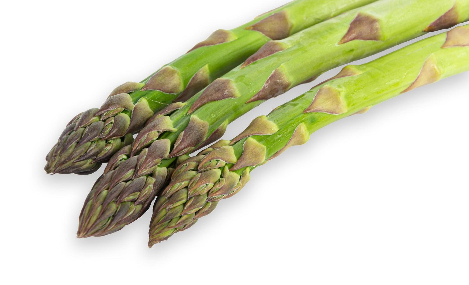 asparagi verdi freschi vegetariani. vegetale isolato su bianco. foto
