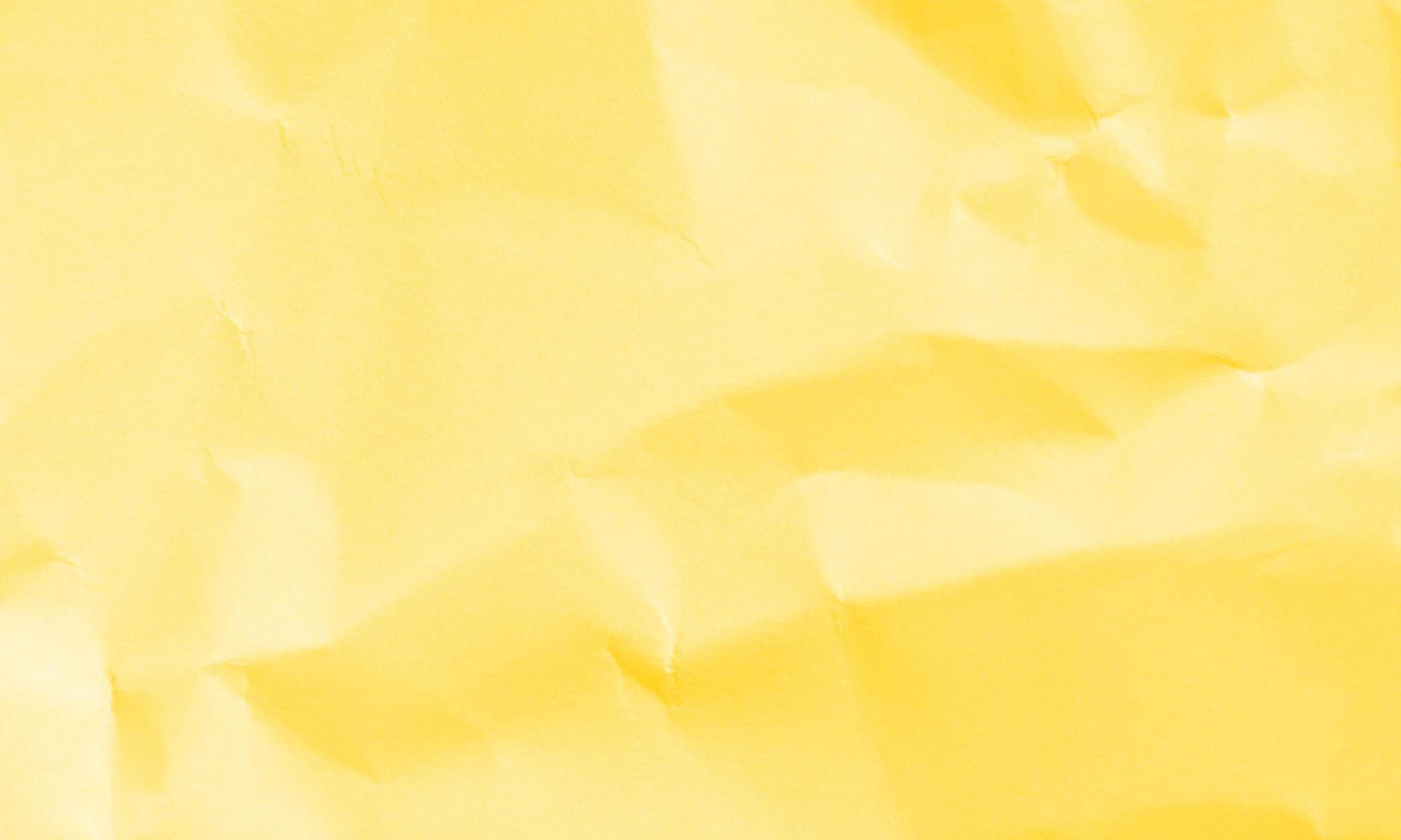 sfondo di texture di carta stropicciata di colore giallo intenso per il design, decorativo. foto