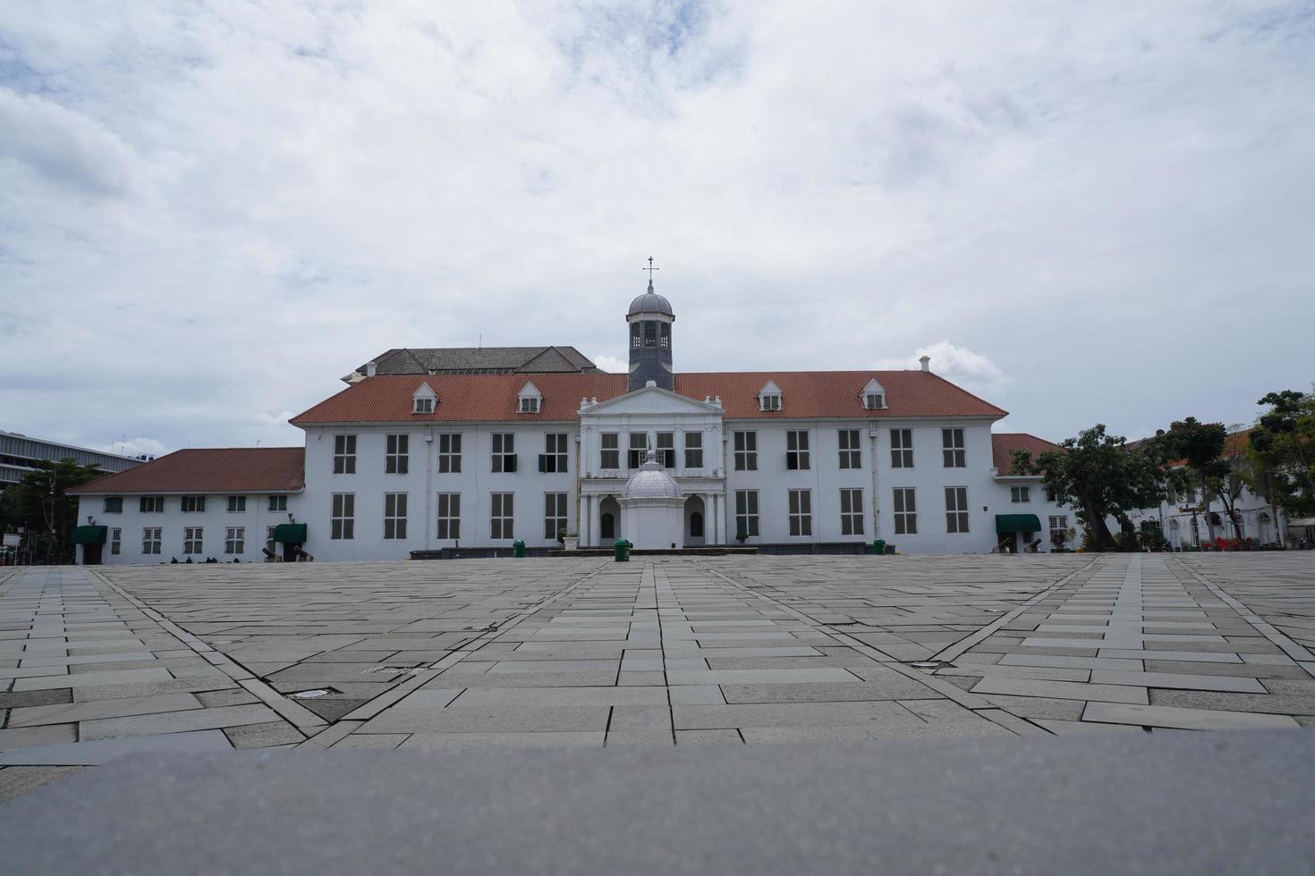 la vista frontale del museo di storia di jakarta museo batavia situato nella città vecchia di kota tua di jakarta, indonesia. foto