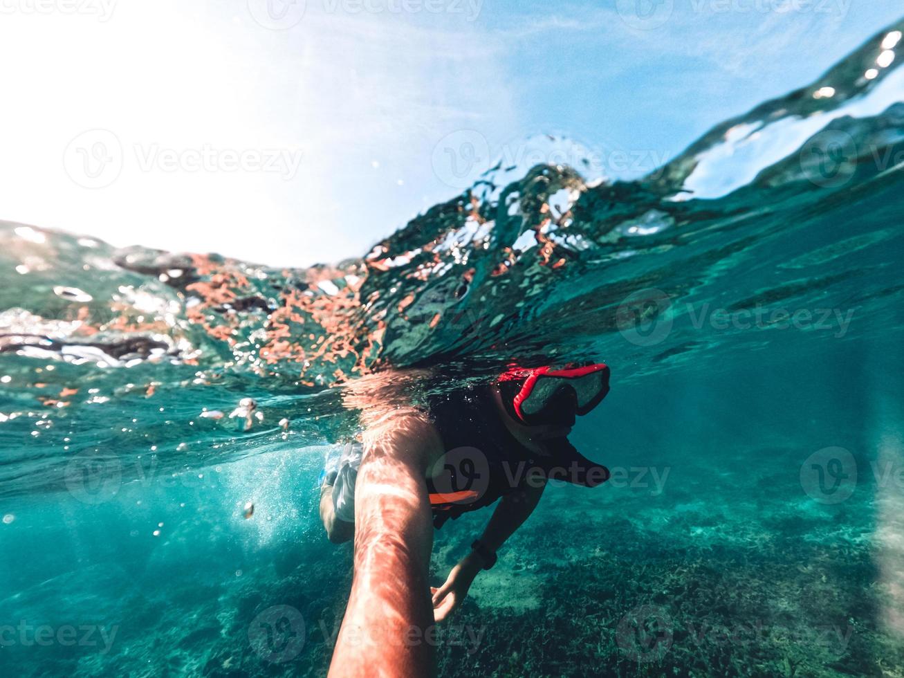 snorkeling in mare su un'isola tropicale foto