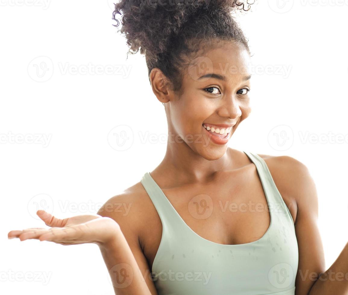 bella donna nera che guarda l'obbiettivo sorridente. ritratto di donna afroamericana con pelle sana marrone isolata su sfondo bianco. acconciatura afro alla moda sorridente, ragazza dai capelli scuri ricci. foto