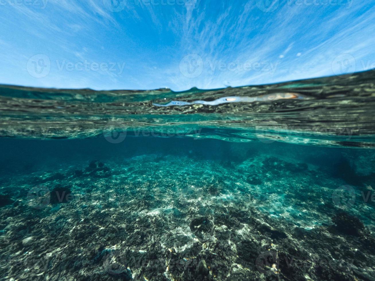 sott'acqua sulla spiaggia dell'isola foto