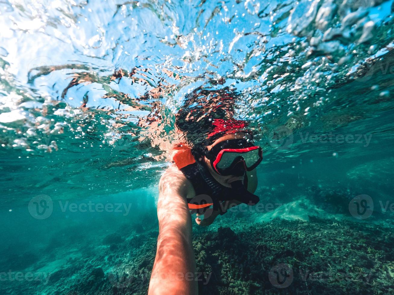 snorkeling in mare su un'isola tropicale foto