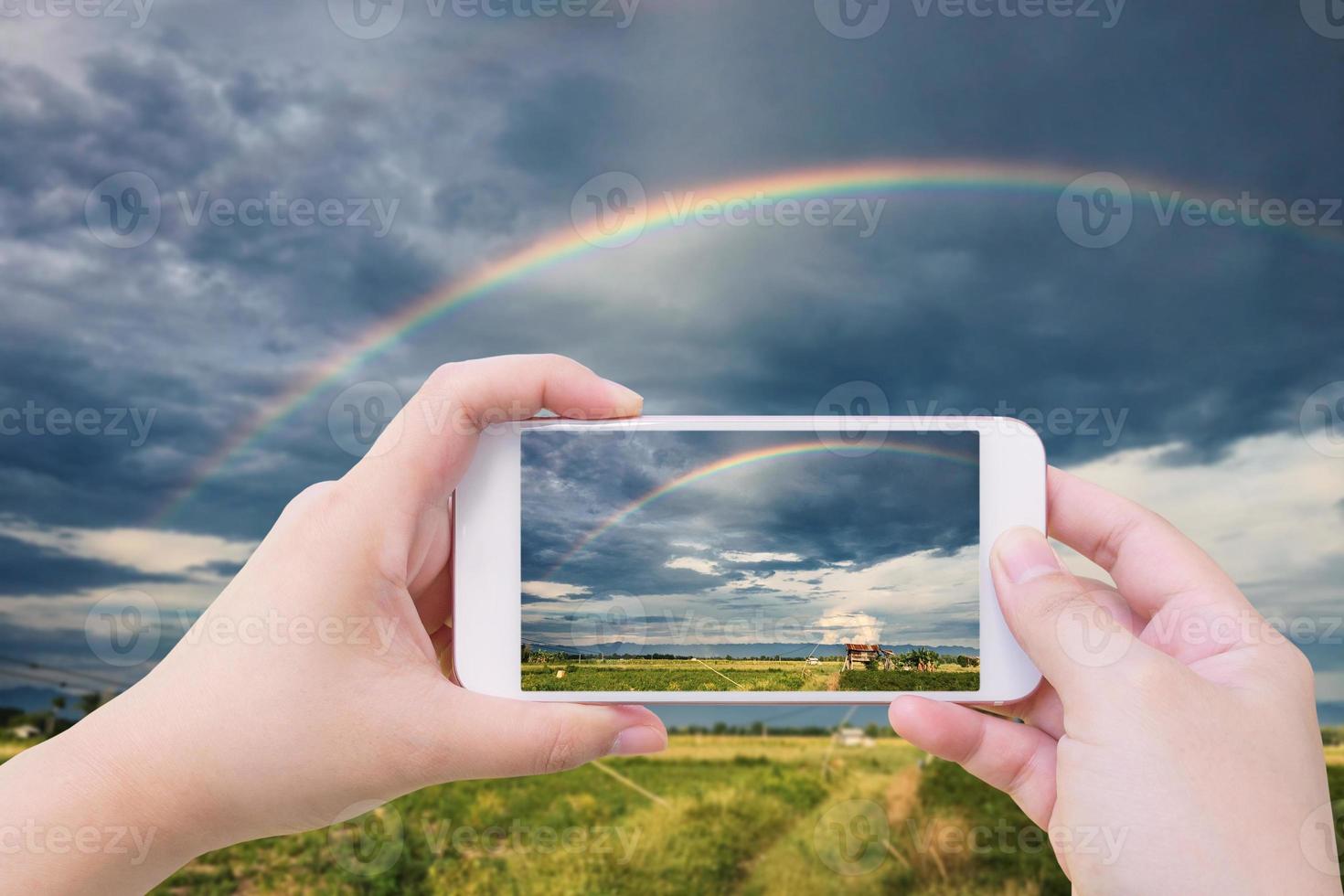 arcobaleno nel cielo sopra il campo agricolo foto