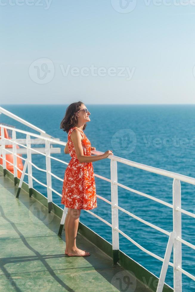 una donna sta navigando su una nave da crociera foto