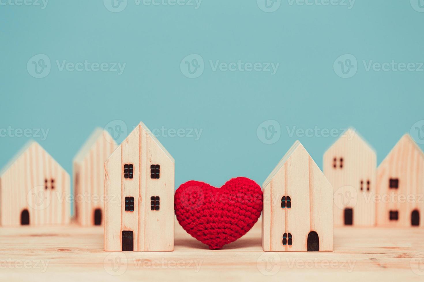 amore cuore tra due casa modello in legno per stare a casa per una comunità sana insieme concetto. foto