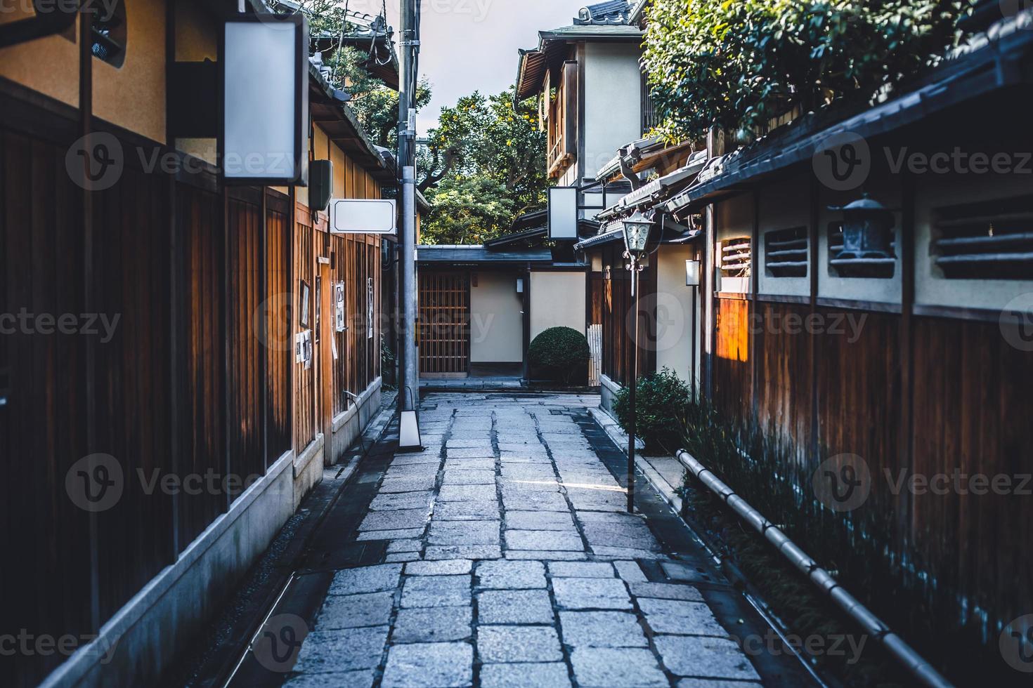 passeggiata giapponese nella città di Gion, vecchia casa tradizionale in legno, vicolo del quartiere, luogo di viaggio tranquillo e calmo a kyoto, in giappone. foto