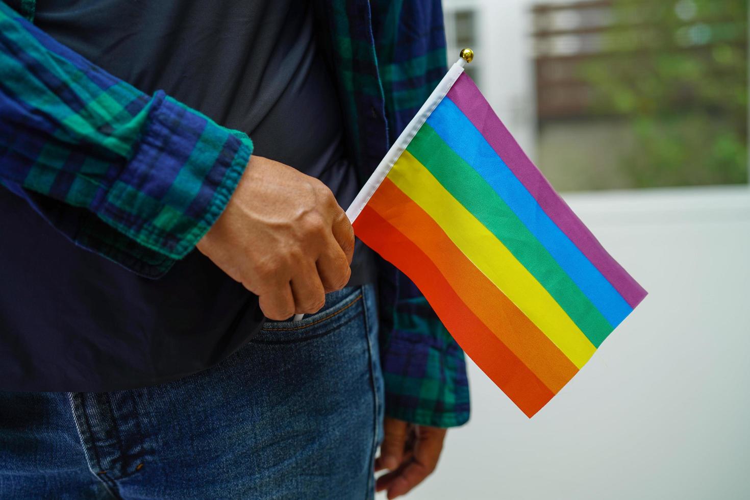 donna asiatica con bandiera arcobaleno, diritti dei simboli lgbt e uguaglianza di genere, mese dell'orgoglio lgbt a giugno. foto