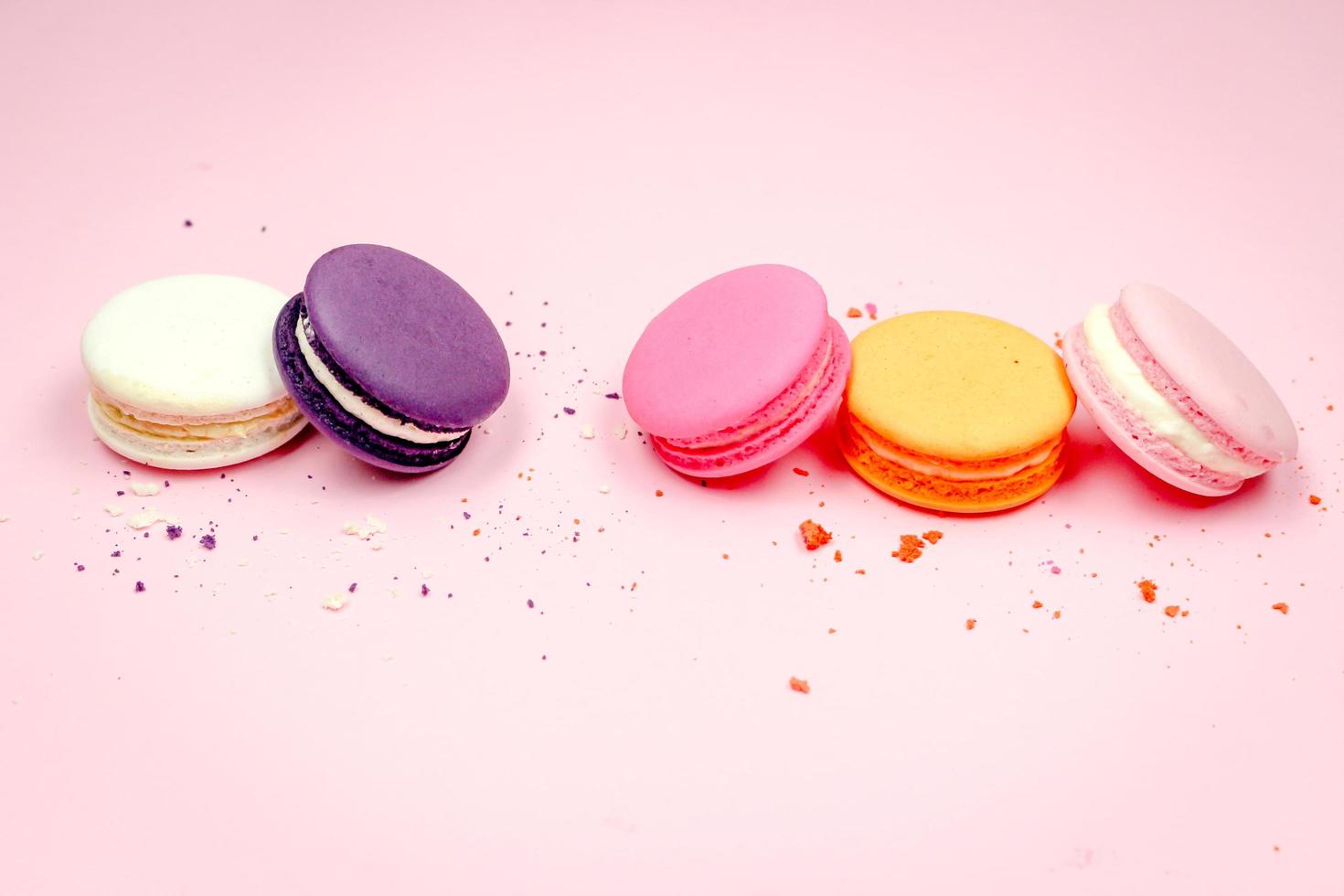 macarons francesi colorati torta di amaretti, delizioso dessert dolce su uno sfondo rosa con copyspace, concetto di sfondo alimentare. foto