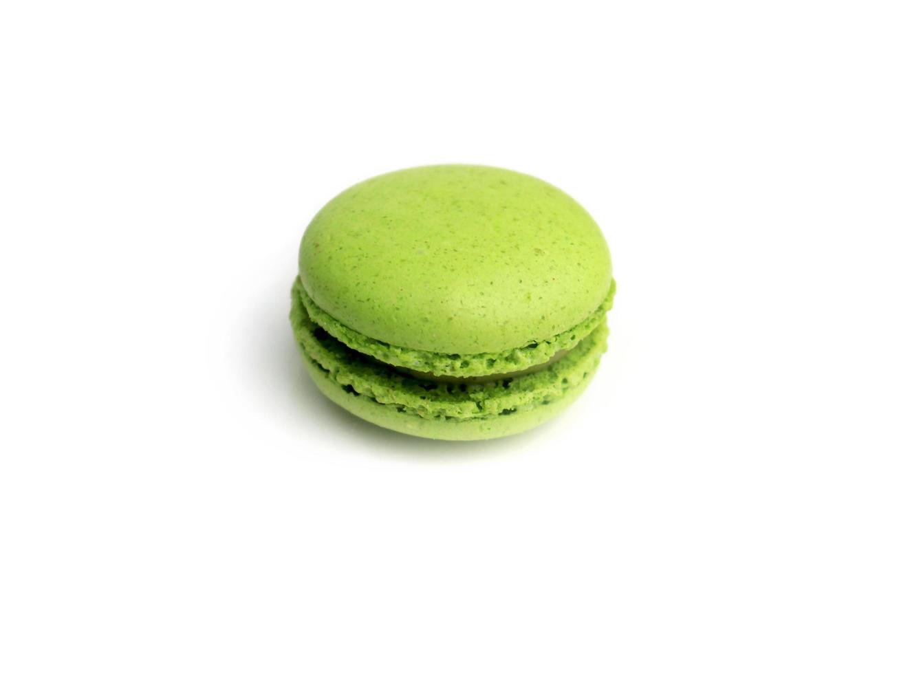 torta di amaretti macaron francese verde, delizioso dessert dolce su sfondo bianco, delizioso concetto di cibo. foto