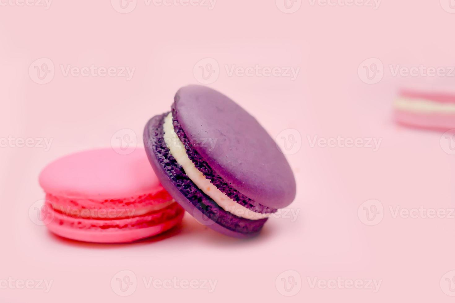 macarons francesi torta di amaretti, delizioso dessert dolce su sfondo rosa con copyspace, concetto di sfondo alimentare, fuoco selettivo. foto