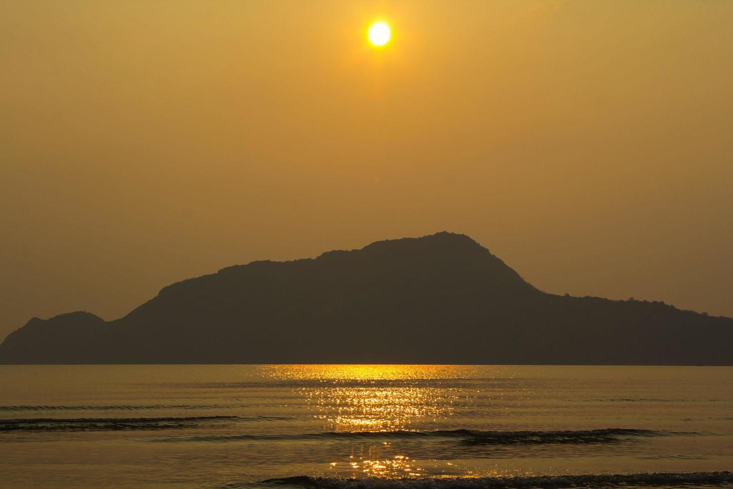 la sera soffiano vento forte e onde oceaniche. il fondale è giallo chiaro, caldo, alternato a vedere le isole nel mare create dalla natura, belle e romantiche. foto