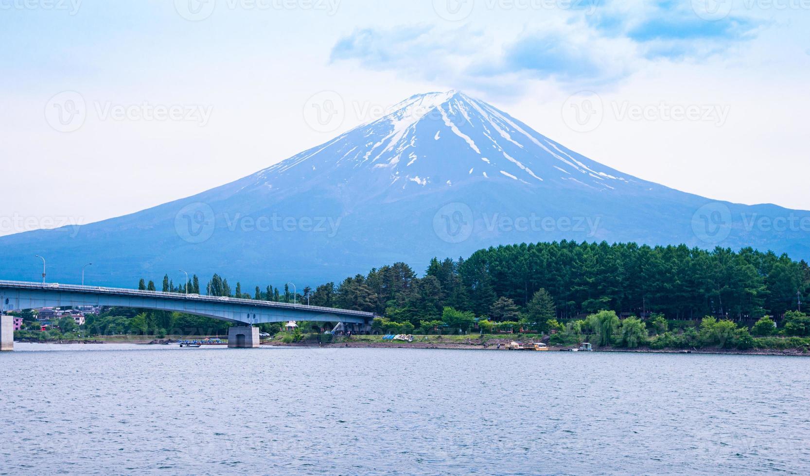 bella montagna fuji con nuvole e cielo blu in estate, il famoso punto di riferimento e luogo di attrazione dei turisti che trascorrono una lunga vacanza in Giappone, il lago kawaguchiko foto