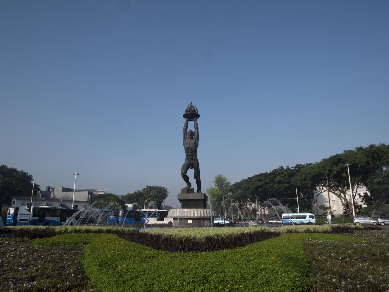 jakarta, indonesia, il monumento per l'avanzamento della gioventù 2022 è una statua situata all'estremità meridionale di jalan jenderal sudirman, jakarta, indonesia foto