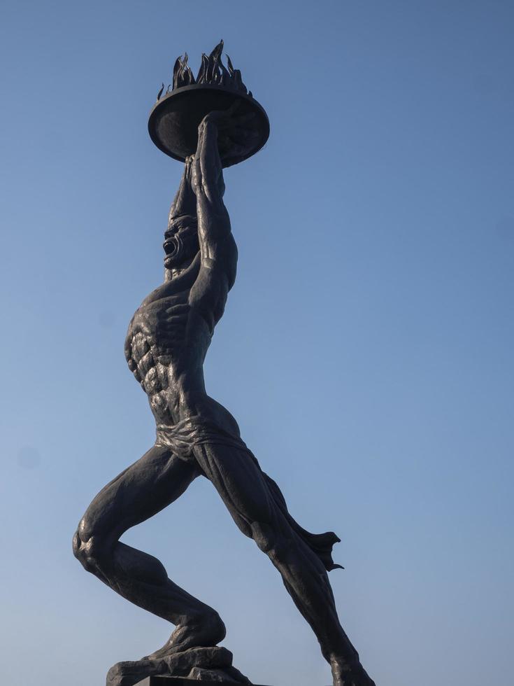 jakarta, indonesia, il monumento per l'avanzamento della gioventù 2022 è una statua situata all'estremità meridionale di jalan jenderal sudirman, jakarta, indonesia foto